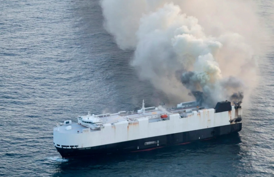 海上惊魂！载有800辆电动车的货船起火，出发地是山东烟台  第1张