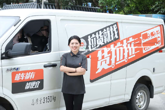 重生的TA | 方向盘翻身记!女司机的力量与柔情:货物扛肩上,女儿藏心头  第1张 重生的TA | 方向盘翻身记!女司机的力量与柔情:货物扛肩上,女儿藏心头  第1张