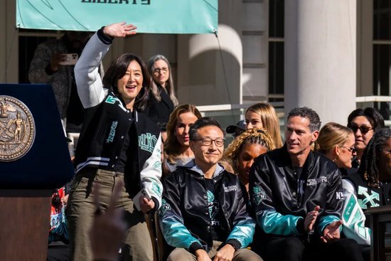 蔡崇信夫妇,赚翻了  第1张 蔡崇信夫妇,赚翻了  第1张