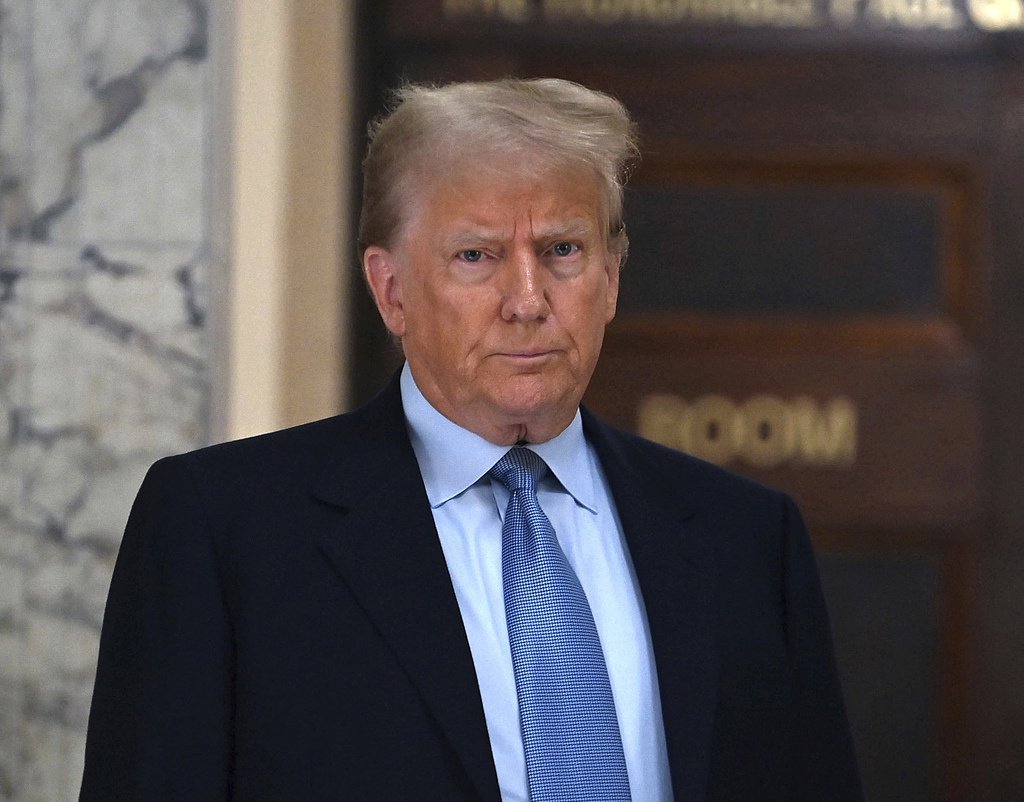 特朗普提交其任内首份公开财务披露报告  第1张