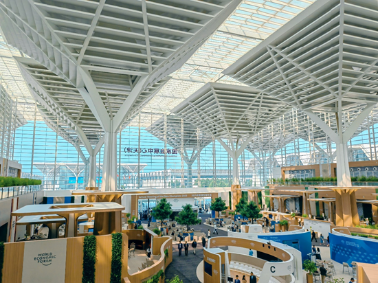 独家对话世界经济论坛会议运营总监：2025年新领军者年会背后的故事  第2张