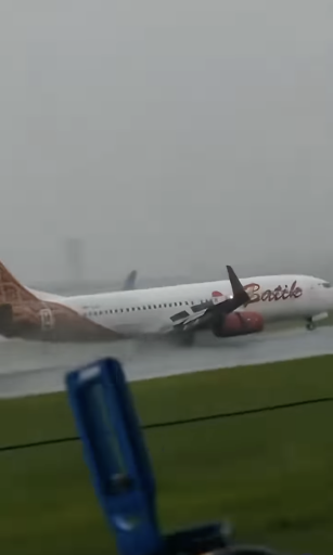 惊险一幕！印尼巴迪航空一架波音737客机着陆时因天气恶劣险些坠毁  第1张