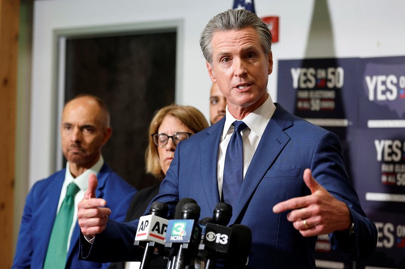 特朗普签行政令限制各州AI监管规则引争议，“少数寡头出卖了美国的未来”  第2张