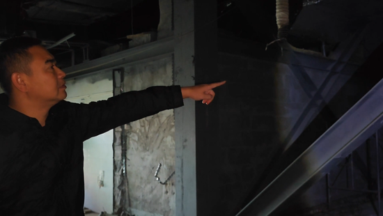 江苏一跳水馆里5层“楼中楼”是怎样建成的？男子称投入3000万开酒吧，鉴定为危房试营业即停摆 多部门无备案  第7张