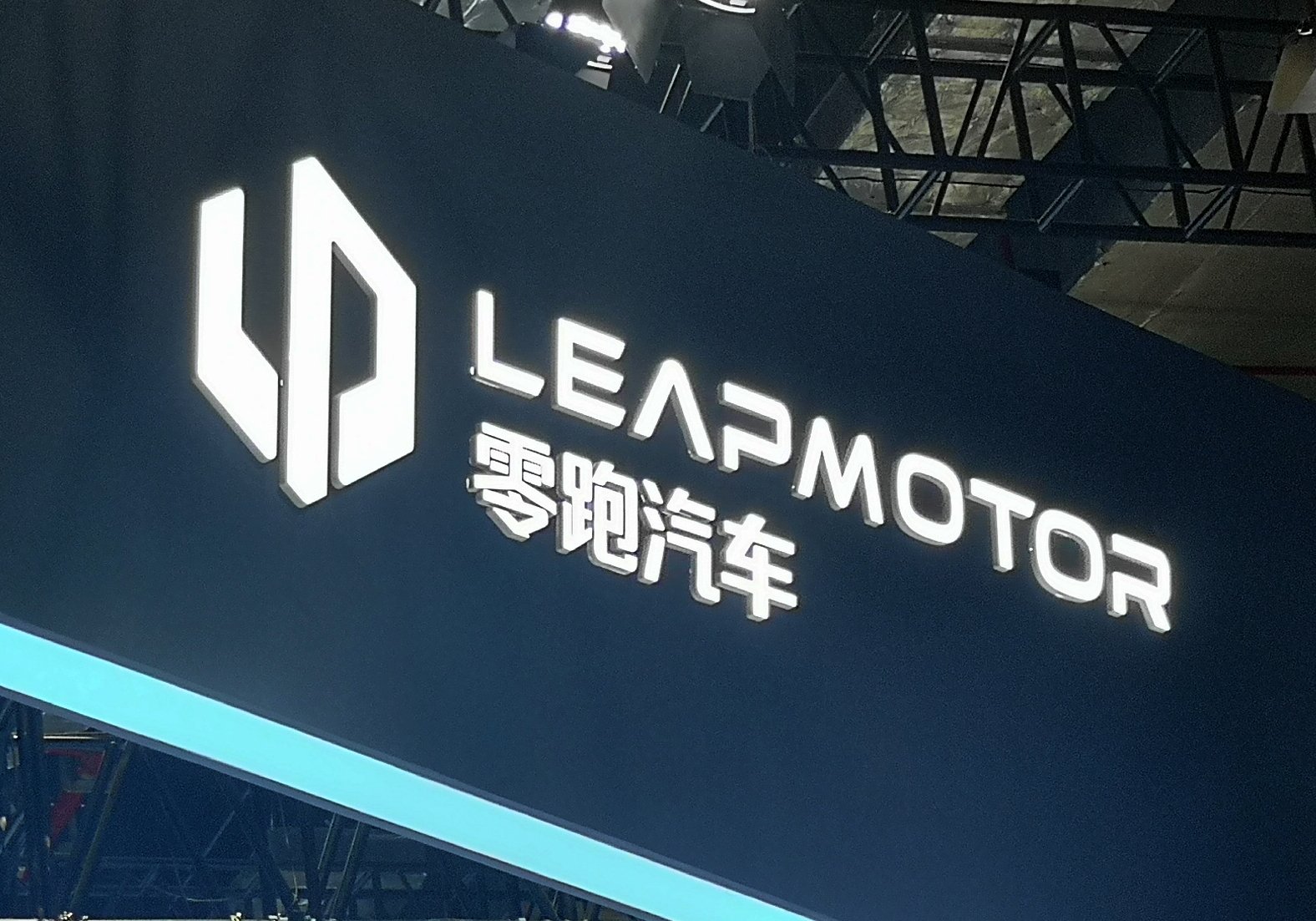 车企2025“年终考”成绩单出炉：新势力仅三家完成销量目标，比亚迪纯电车首超特斯拉夺全球销冠  第3张