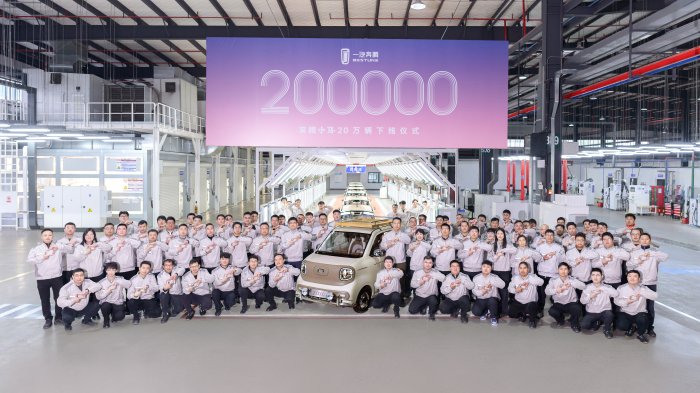 仅用时20个月！奔腾小马第20万辆整车下线  第1张