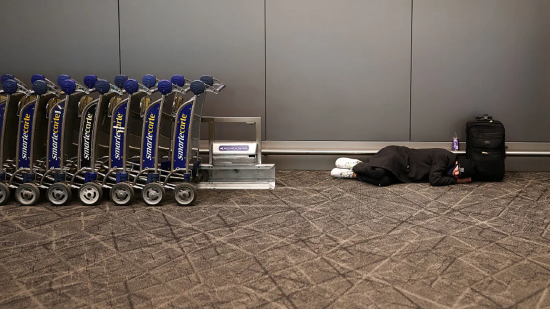 暴风雪重创美国东海岸机场，数千架航班取消  第2张