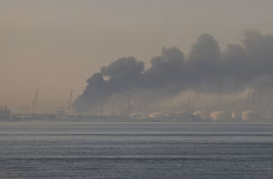 伊朗袭击阿联酋设施与地标，迪拜港口起火  第1张