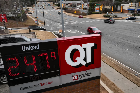 伊朗打击行动危及特朗普核心要务：低油价  第2张