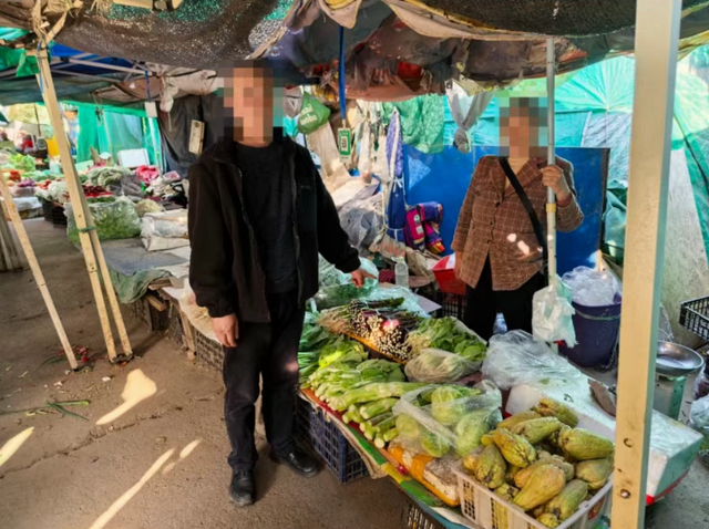 男子花200元购26张50元面额假币买菜被抓，被批评教育并罚款400元  第2张