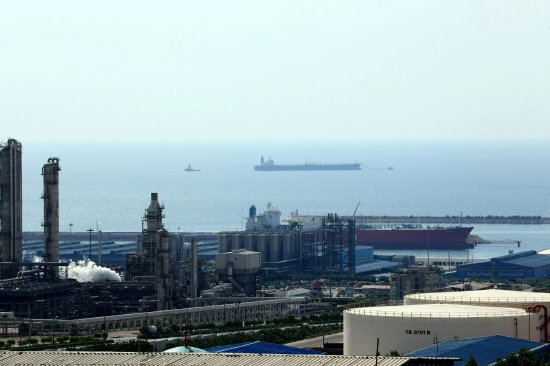 中东战争急剧升级 伊朗称油气设施遭到美以打击  第1张