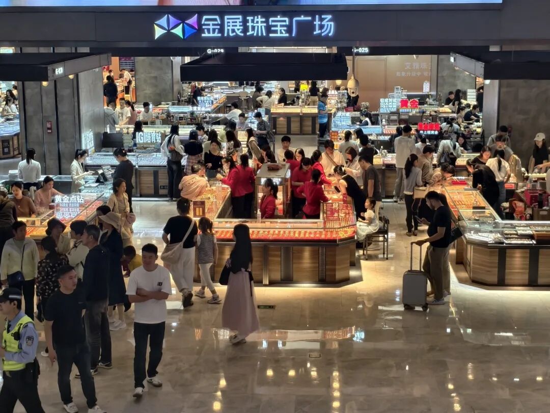 金价连续大跌，深圳水贝人气回暖，投资者趁机抄底！商家：有客户一次买了2公斤  第3张