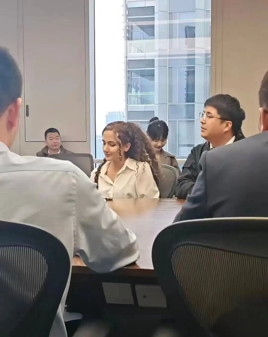 券商太卷了！陆家嘴某券商请了一个伊朗波斯美女路演，金发碧眼，可漂亮了！  第1张